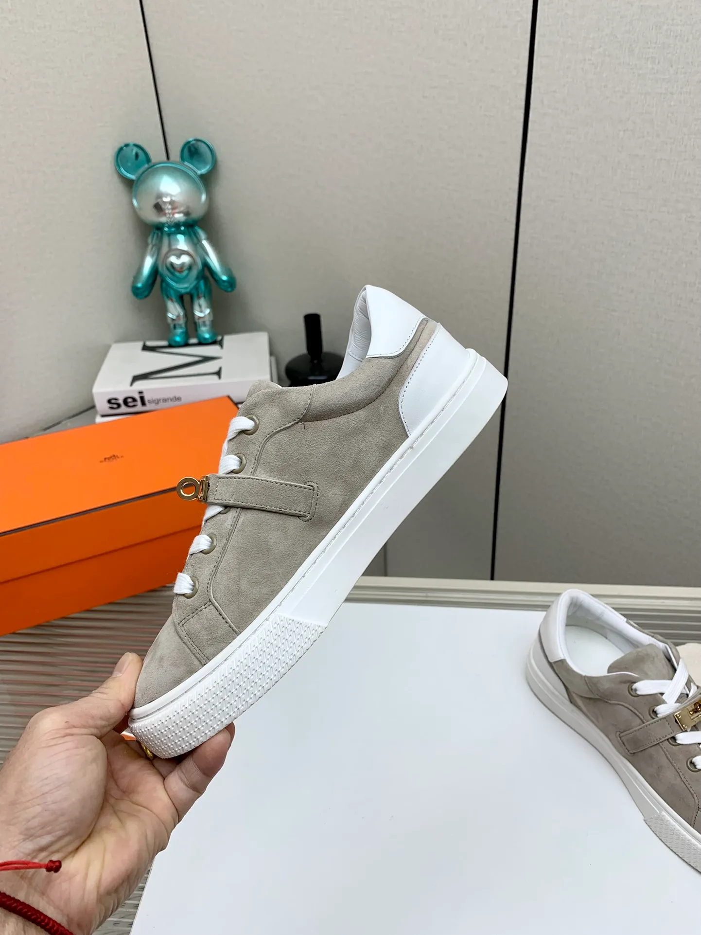👟👟Ex-factory price 660👟👟 Men's style ➕10 (high version) Hermes classic couple model #𝐊𝐞𝐥𝐥𝐲 buckle casual white skate shoes, which will not conflict with shoes at all. Full of unknowns, Hermès rarely produces flat casual shoes and they are paired with classic palladium-plated Kelly shoe buckles! You'll fall in love with it at first sight. It's super versatile and can be worn with any skirt or pants. 🉑️Looking in with your eyes closed, it looks super noble. Fabric: Specific cowhide/canvas material. Lining: Sheepskin lining. Outsole: Original molded TPU outsole. Size: 35-45.